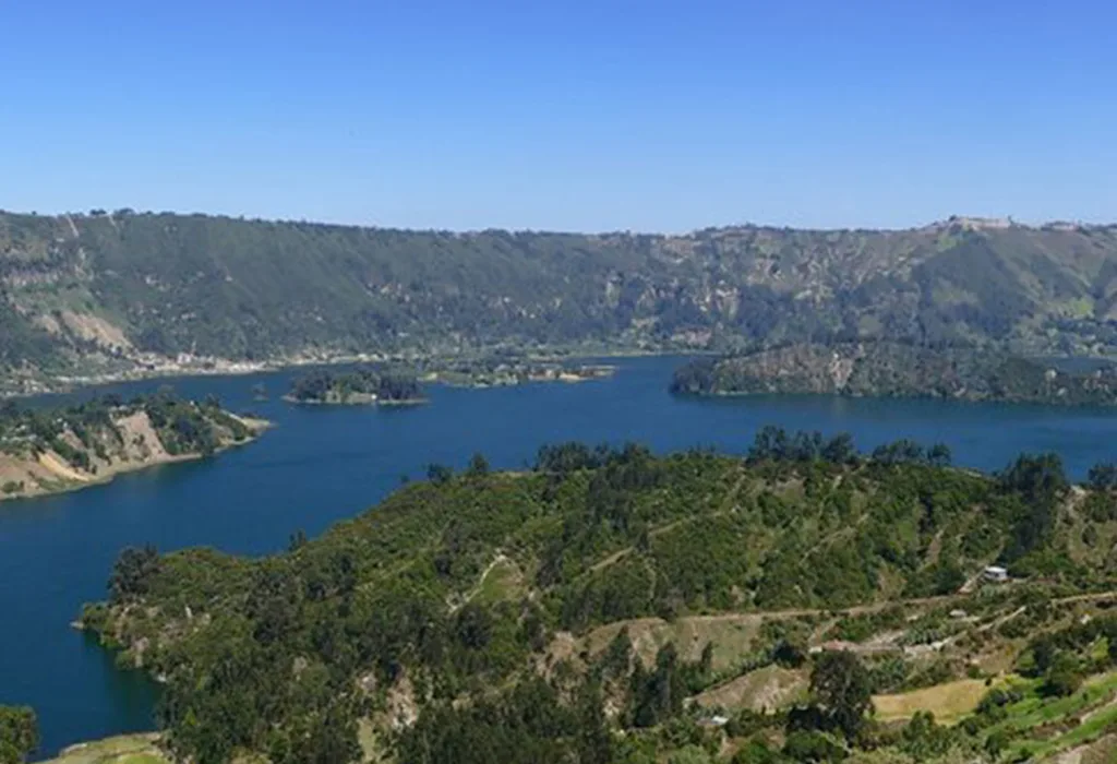 2-Day Lake Wonchi Crater Lake Tour trekking and island monastery.